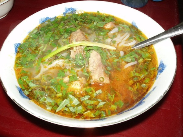 Sợi bánh canh Nam Phổ cũng được làm bằng bột gạo, sợi bánh canh tròn và ngắn chứ không vuông và dài như bánh canh bột mì hay bánh canh bột lọc của miền Trung. Bánh canh được ăn cùng thịt heo vò viên nhỏ, gạch cua được xào chín và ăn cùng nước lèo thơm ngọt.